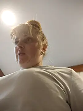 Snapshot of CoddessCrystal chatting on 09/29/25, 08:43 CoddessCrystal online show from 09/29/25, 08:43