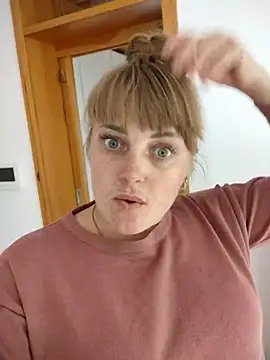 Snapshot of CoddessCrystal chatting on 09/15/25, 07:42 CoddessCrystal online show from 09/15/25, 07:42