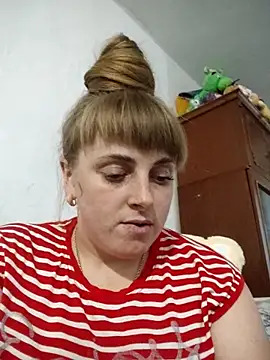 Snapshot of CoddessCrystal chatting on 11/23/25, 01:32 CoddessCrystal online show from 11/23/25, 01:32