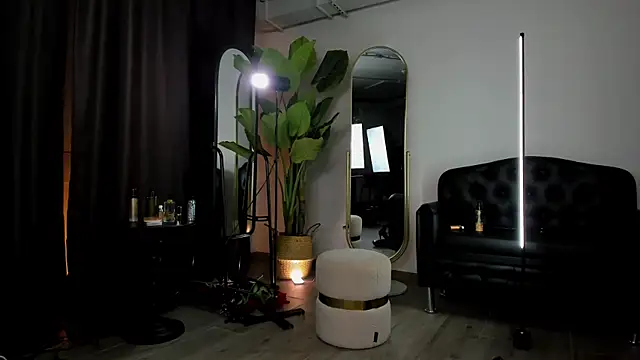 OmeliaDior online show from 11/26/25, 05:35