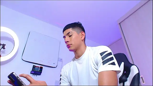 Snapshot of Valerio_20 chatting on 05/21/26, 10:18 Valerio 20 online show from 05/21/26, 10:18
