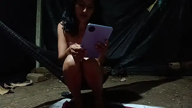 Snapshot of AdelinaMiran90 chatting on 07/06/26, 04:52 AdelinaMiran90 online show from 07/06/26, 04:52