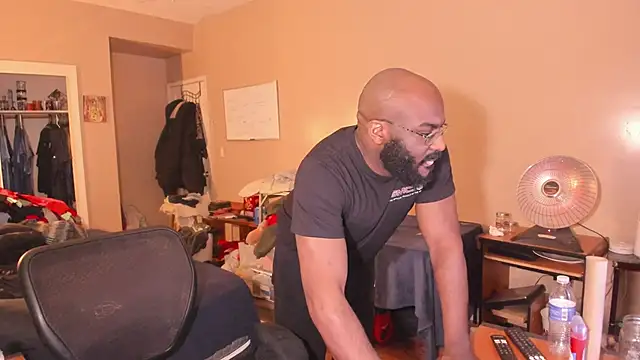 Snapshot of MrChuckDailyXXX chatting on 02/20/26, 10:06 MrChuckDailyXXX online show from 02/20/26, 10:06