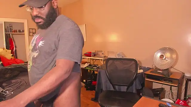 Snapshot of MrChuckDailyXXX chatting on 04/27/26, 05:05 MrChuckDailyXXX online show from 04/27/26, 05:05