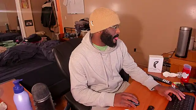 MrChuckDailyXXX online show from 12/23/24, 01:51
