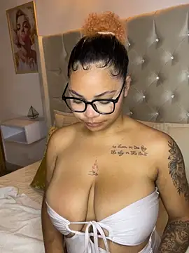 Eloisa cleavage  online show from 12/22/25, 10:15