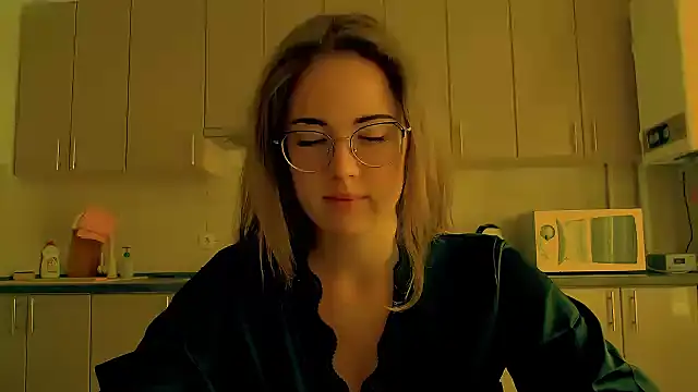 Snapshot of luxie_milady chatting on 09/09/25, 07:51 luxie milady online show from 09/09/25, 07:51