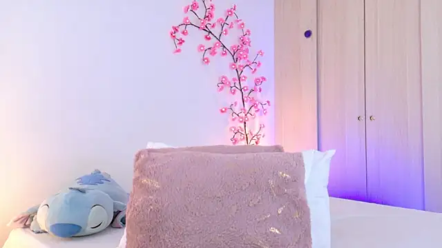 VictoriaRoss1 online show from 04/16/26, 09:39