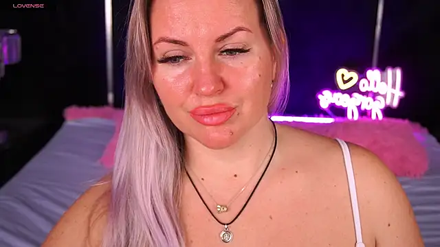 Snapshot of KiraCandyS chatting on 12/01/25, 09:04 KiraCandyS online show from 12/01/25, 09:04