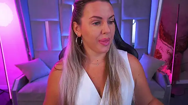 Snapshot of KiraCandyS chatting on 09/19/25, 09:08 KiraCandyS online show from 09/19/25, 09:08