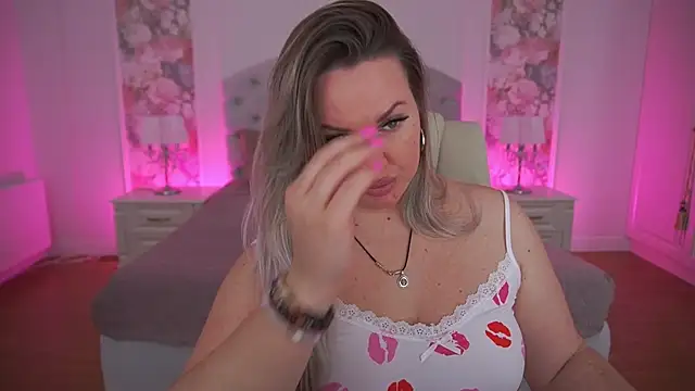 KiraCandyS online show from 04/10/26, 08:16