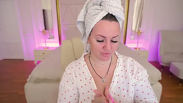 KiraCandyS online show from 04/06/26, 08:32