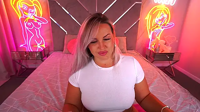 Snapshot of KiraCandyS chatting on 09/08/25, 08:52 KiraCandyS online show from 09/08/25, 08:52