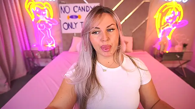 Snapshot of KiraCandyS chatting on 11/04/25, 10:02 KiraCandyS online show from 11/04/25, 10:02