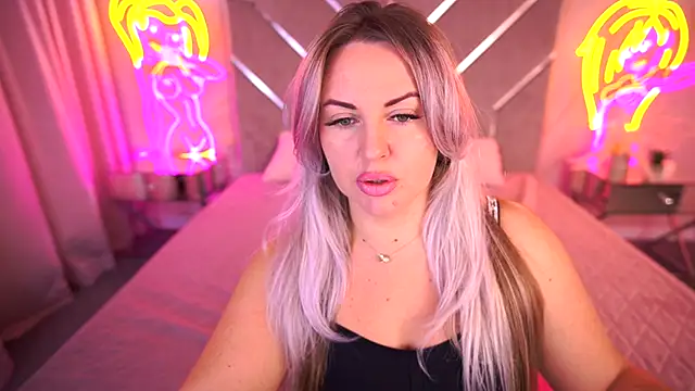 Snapshot of KiraCandyS chatting on 11/07/25, 12:15 KiraCandyS online show from 11/07/25, 12:15