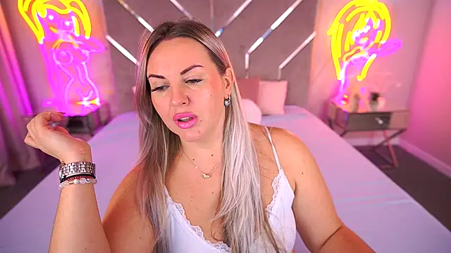 Snapshot of KiraCandyS chatting on 11/10/25, 10:04 KiraCandyS online show from 11/10/25, 10:04