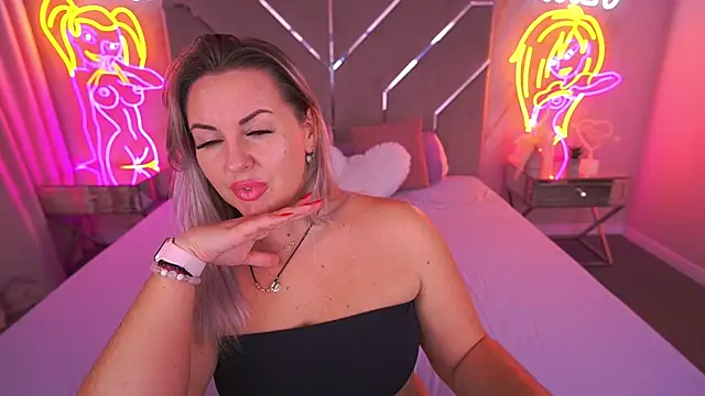 Snapshot of KiraCandyS chatting on 11/24/25, 09:15 KiraCandyS online show from 11/24/25, 09:15