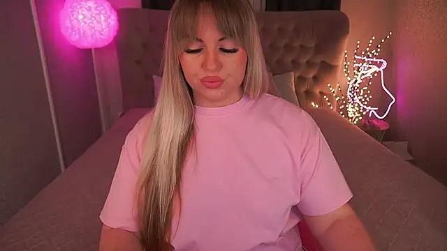 Snapshot of KiraCandyS chatting on 03/03/25, 08:43 KiraCandyS online show from 03/03/25, 08:43