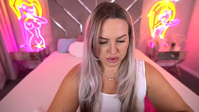 Snapshot of KiraCandyS chatting on 10/15/25, 01:19 KiraCandyS online show from 10/15/25, 01:19