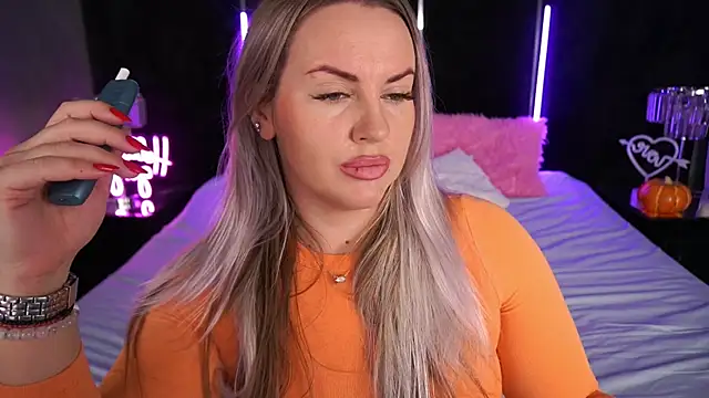 Snapshot of KiraCandyS chatting on 11/08/25, 11:19 KiraCandyS online show from 11/08/25, 11:19