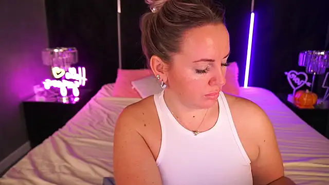 Snapshot of KiraCandyS chatting on 11/15/25, 03:21 KiraCandyS online show from 11/15/25, 03:21