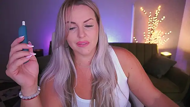 Snapshot of KiraCandyS chatting on 09/15/25, 08:31 KiraCandyS online show from 09/15/25, 08:31