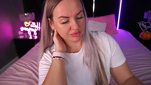 Snapshot of KiraCandyS chatting on 11/08/25, 03:32 KiraCandyS online show from 11/08/25, 03:32