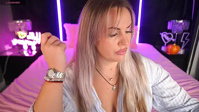 Snapshot of KiraCandyS chatting on 11/18/25, 10:02 KiraCandyS online show from 11/18/25, 10:02