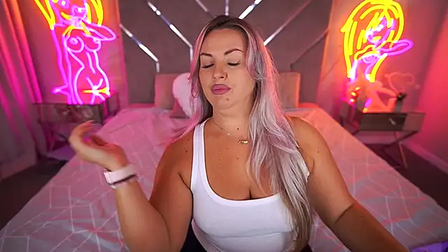 Snapshot of KiraCandyS chatting on 09/22/25, 09:21 KiraCandyS online show from 09/22/25, 09:21