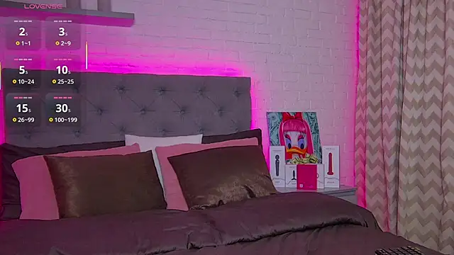 Snapshot of Born_to_Blow chatting on 12/04/25, 01:37 Born to Blow online show from 12/04/25, 01:37