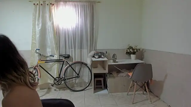 Snapshot of linnie_ chatting on 10/29/25, 04:28 linnie  online show from 10/29/25, 04:28