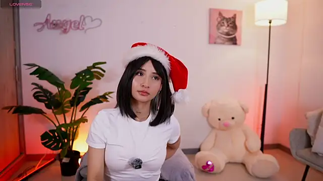 Angeeel  online show from 12/17/25, 04:06