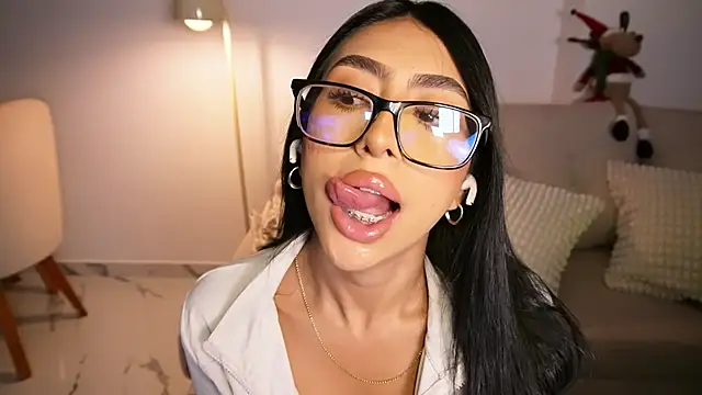 Sara albrecht online show from 12/17/25, 01:10