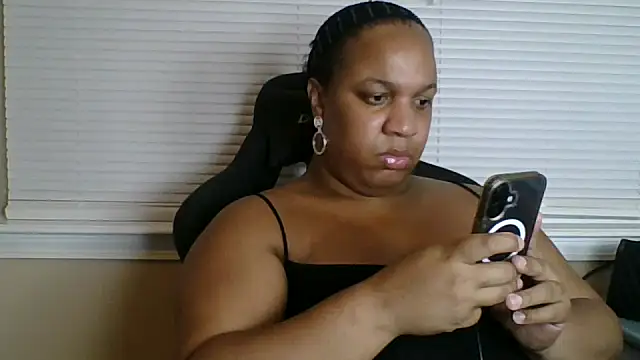 Snapshot of Badgirlbrittt chatting on 09/25/25, 12:05 Badgirlbrittt online show from 09/25/25, 12:05