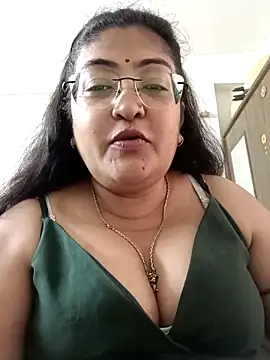 Snapshot of LAVERNIYA_ chatting on 09/15/25, 05:30 LAVERNIYA  online show from 09/15/25, 05:30