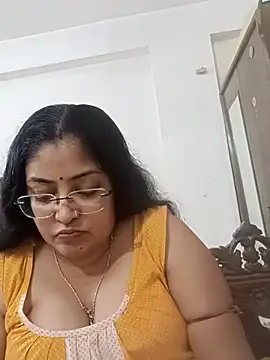 Snapshot of LAVERNIYA_ chatting on 10/18/25, 12:07 LAVERNIYA  online show from 10/18/25, 12:07