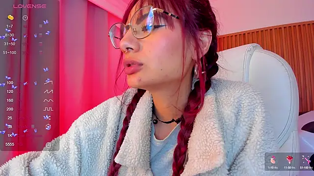 Snapshot of sophiecherry_ chatting on 10/03/25, 01:42 sophiecherry online show from 10/03/25, 01:42