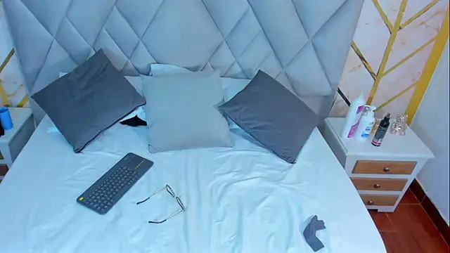 Aisha Hall online show from 01/03/25, 07:29