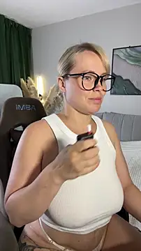 Snapshot of Charming_Daphny chatting on 06/27/26, 04:51 Charming Daphny online show from 06/27/26, 04:51