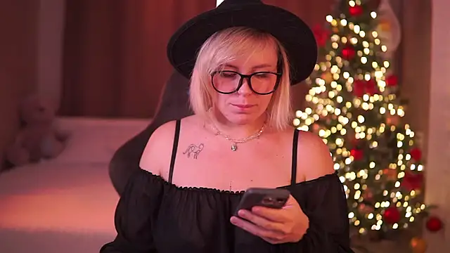 Snapshot of Charming_Daphny chatting on 12/20/25, 06:16 Charming Daphny online show from 12/20/25, 06:16