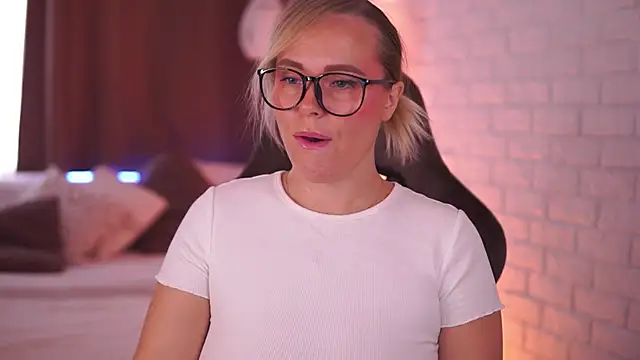 Snapshot of Charming_Daphny chatting on 10/03/25, 05:42 Charming Daphny online show from 10/03/25, 05:42