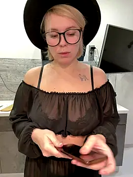 Snapshot of Charming_Daphny chatting on 12/19/25, 05:21 Charming Daphny online show from 12/19/25, 05:21