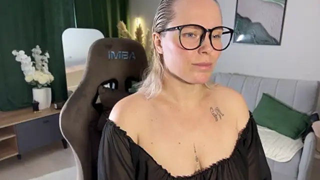 Snapshot of Charming_Daphny chatting on 06/10/26, 06:47 Charming Daphny online show from 06/10/26, 06:47