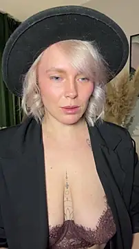 Charming Daphny online show from 04/15/26, 11:05