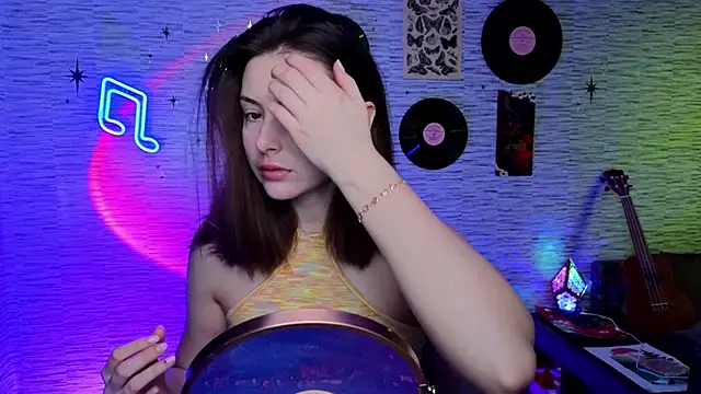 Snapshot of GloriaElmer chatting on 02/19/25, 08:01 GloriaElmer online show from 02/19/25, 08:01