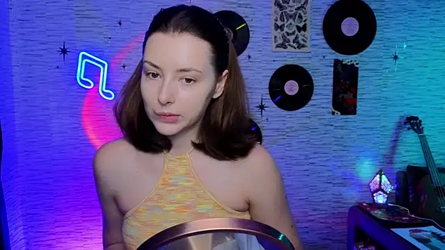 Snapshot of GloriaElmer chatting on 02/13/25, 07:35 GloriaElmer online show from 02/13/25, 07:35