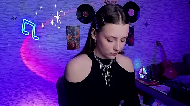 Snapshot of GloriaElmer chatting on 03/21/25, 09:45 GloriaElmer online show from 03/21/25, 09:45