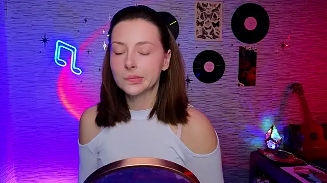 Snapshot of GloriaElmer chatting on 02/05/25, 07:39 GloriaElmer online show from 02/05/25, 07:39