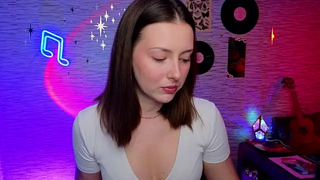 Snapshot of GloriaElmer chatting on 02/04/25, 11:05 GloriaElmer online show from 02/04/25, 11:05