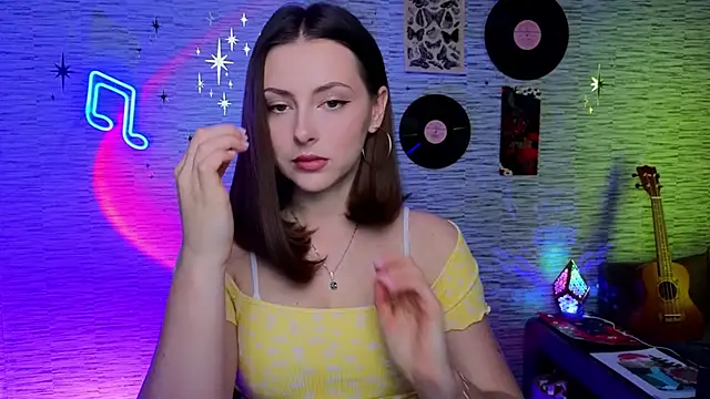 Snapshot of GloriaElmer chatting on 02/07/25, 09:05 GloriaElmer online show from 02/07/25, 09:05